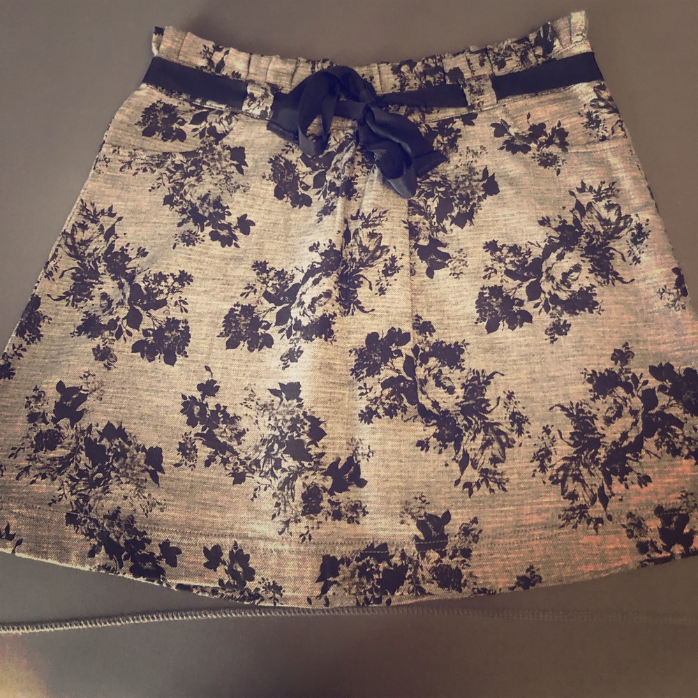 Cute floral black and grey mini skirt!! Nwt!